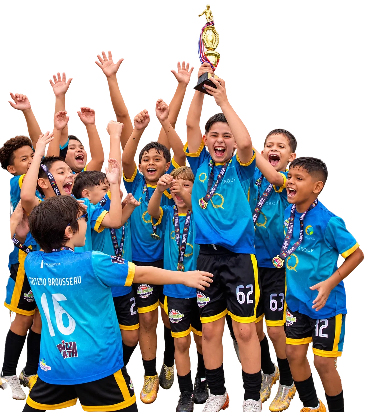 Jugadores de AFAG celebran con un trofeo y medallas al cuello