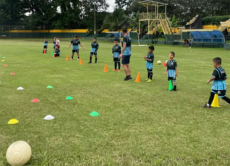 Jugadores de AFAG entrenan entre conos en la cancha