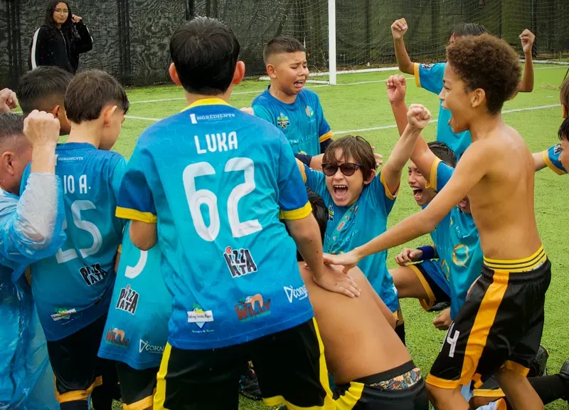 Niños de AFAG celebran abrazados con camiseta celeste