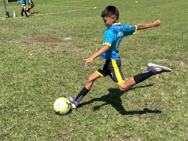 Un jugador de AFAG patea el balón en la cancha